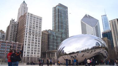 Chicago, Illinois, Amerika Birleşik Devletleri - 12 Aralık 2015: ufuk Chicago ünlü anıt bulut Gate Millennium Parkı ile kış aylarında kişilik bir kalabalık ile