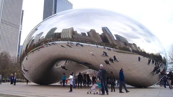 CHICAGO, ILLINOIS, ESTADOS UNIDOS - 12 DIC 2015: El horizonte de Chicago a través del famoso monumento Cloud Gate en el Parque del Milenio con una multitud de personas durante el invierno —  Fotos de Stock