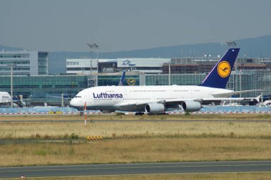 Frankfurt, Almanya - 09 Haziran 2017: Lufthansa Airbus A380 Msn 66 - D-Aimf uçak havaalanında üzerinde Taksilemek. A380 Lufthansa uçak filosu amiral gemisi