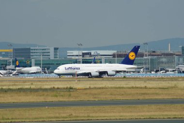 Frankfurt, Almanya - 09 Haziran 2017: Lufthansa Airbus A380 Msn 66 - D-Aimf uçak havaalanında üzerinde Taksilemek. A380 Lufthansa uçak filosu amiral gemisi