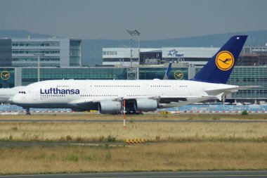 Frankfurt, Almanya - 09 Haziran 2017: Lufthansa Airbus A380 Msn 66 - D-Aimf uçak havaalanında üzerinde Taksilemek. A380 Lufthansa uçak filosu amiral gemisi