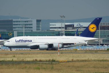 Frankfurt, Almanya - 09 Haziran 2017: Lufthansa Airbus A380 Msn 66 - D-Aimf uçak havaalanında üzerinde Taksilemek. A380 Lufthansa uçak filosu amiral gemisi
