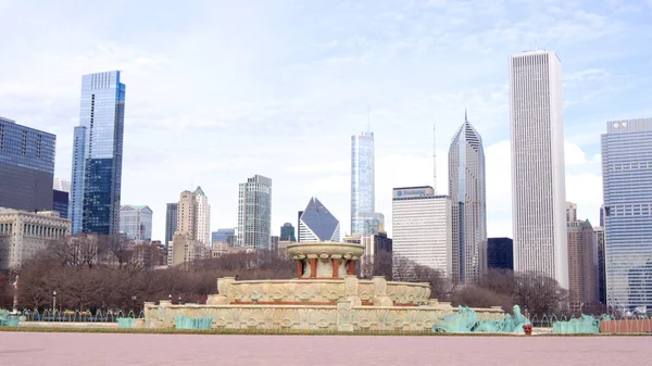 Chicago, Illinois, Amerika Birleşik Devletleri - 12 Aralık 2015: Buckingham Çeşmesi, Grant Park ve Chicago şehir manzarası — Stok fotoğraf