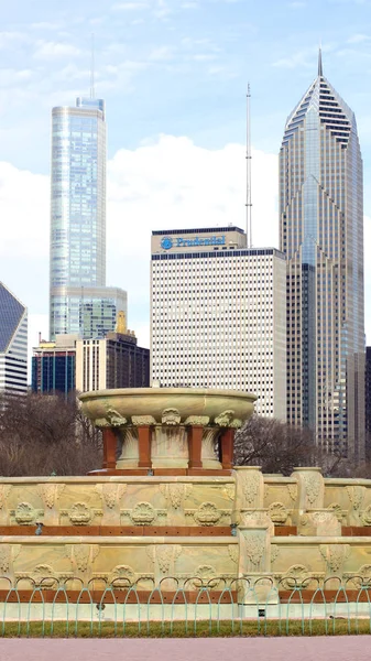 CHICAGO, ILLINOIS, ESTADOS UNIDOS - 12 DE DICIEMBRE DE 2015: Fuente de Buckingham en Grant Park y el horizonte del centro de Chicago —  Fotos de Stock