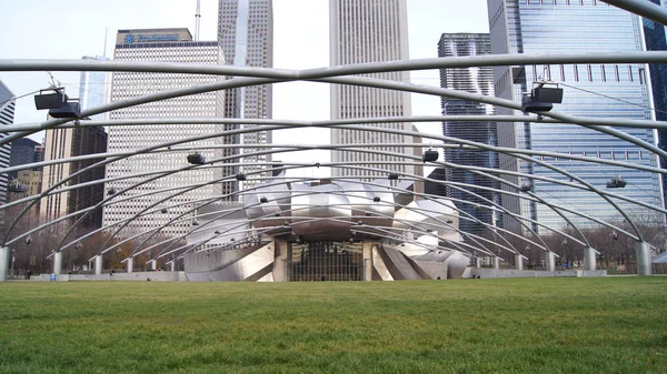 CHICAGO, ILLINOIS, ESTADOS UNIDOS - DEC 12th, 2015: Vista panorâmica do centro da cidade do teatro Jay Pritzker Pavilion no parque do milênio — Fotografia de Stock