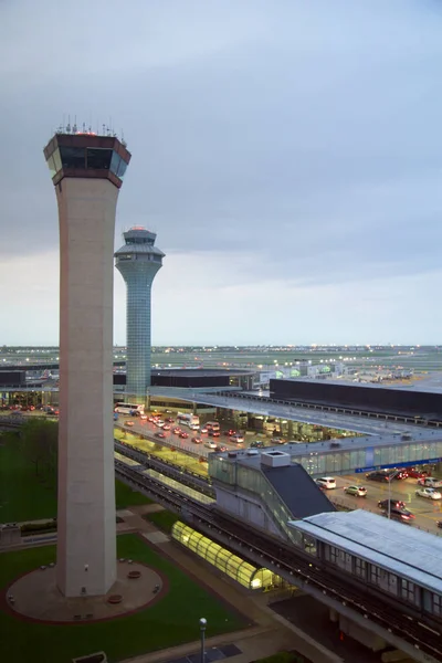 Wieża kontroli ruchu lotniczego Chicago, Illinois, Stany Zjednoczone-11 maja 2018: Ohare International Lotnisko — Zdjęcie stockowe