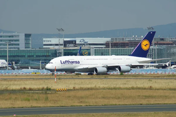 FRANKFURT, ALLEMAGNE - 09 JUIN 2017 : Lufthansa Airbus A380 MSN 66 - D-AIMF circulant sur l'aéroport. A380 est le vaisseau amiral de la flotte d'avions Lufthansa — Photo