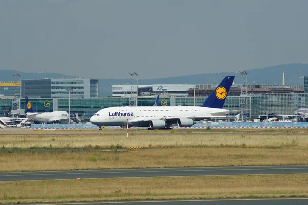 Франкфурт, Німеччина - 09th Jun 2017: Lufthansa Airbus A380 Msn 66 - D-Aimf літак руління на аеропорт. A380 є флагман флоту Lufthansa літак — стокове фото