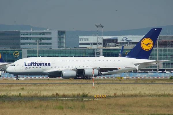 FRANKFURT, ALLEMAGNE - 09 JUIN 2017 : Lufthansa Airbus A380 MSN 66 - D-AIMF circulant sur l'aéroport. A380 est le vaisseau amiral de la flotte d'avions Lufthansa — Photo