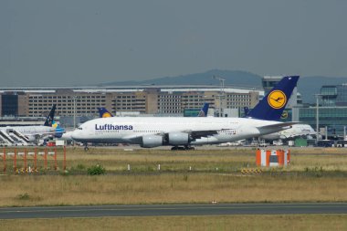 Frankfurt, Almanya - 09 Haziran 2017: Lufthansa Airbus A380 Msn 66 - D-Aimf uçak havaalanında üzerinde Taksilemek. A380 Lufthansa uçak filosu amiral gemisi