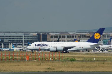 Frankfurt, Almanya - 09 Haziran 2017: Lufthansa Airbus A380 Msn 66 - D-Aimf uçak havaalanında üzerinde Taksilemek. A380 Lufthansa uçak filosu amiral gemisi