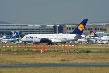 Frankfurt, Almanya - 09 Haziran 2017: Lufthansa Airbus A380 Msn 66 - D-Aimf uçak havaalanında üzerinde Taksilemek. A380 Lufthansa uçak filosu amiral gemisi