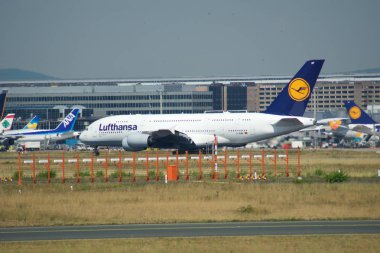 Frankfurt, Almanya - 09 Haziran 2017: Lufthansa Airbus A380 Msn 66 - D-Aimf uçak havaalanında üzerinde Taksilemek. A380 Lufthansa uçak filosu amiral gemisi