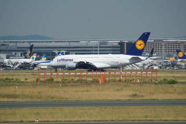 Frankfurt, Almanya - 09 Haziran 2017: Lufthansa Airbus A380 Msn 66 - D-Aimf uçak havaalanında üzerinde Taksilemek. A380 Lufthansa uçak filosu amiral gemisi