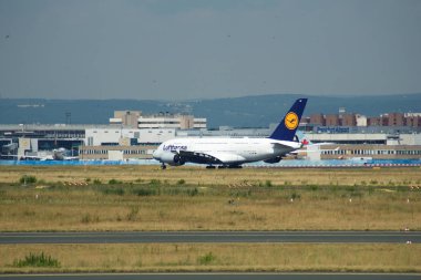 Frankfurt, Almanya - 09 Haziran 2017: Lufthansa Airbus A380 Msn 66 - D-Aimf uçak kalkış Havaalanı'ndan. A380 Lufthansas uçak filosu amiral gemisi