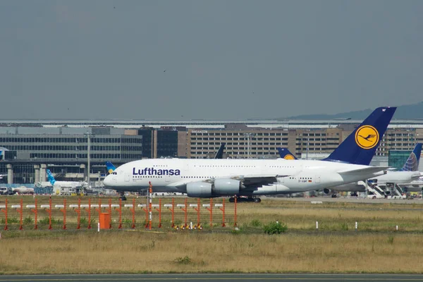 FRANKFURT, ALLEMAGNE - 09 JUIN 2017 : Lufthansa Airbus A380 MSN 66 - D-AIMF circulant sur l'aéroport. A380 est le vaisseau amiral de la flotte d'avions Lufthansa — Photo