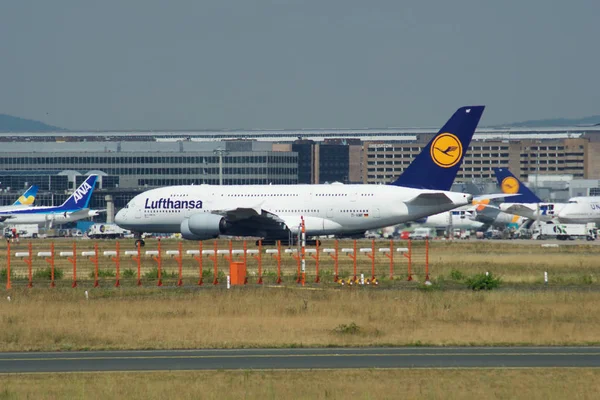 FRANKFURT, ALEMANHA - JUN 09th, 2017: Lufthansa Airbus A380 MSN 66 - Aviões D-AIMF taxiando no aeroporto. A380 é o carro-chefe da frota de aviões da Lufthansa — Fotografia de Stock