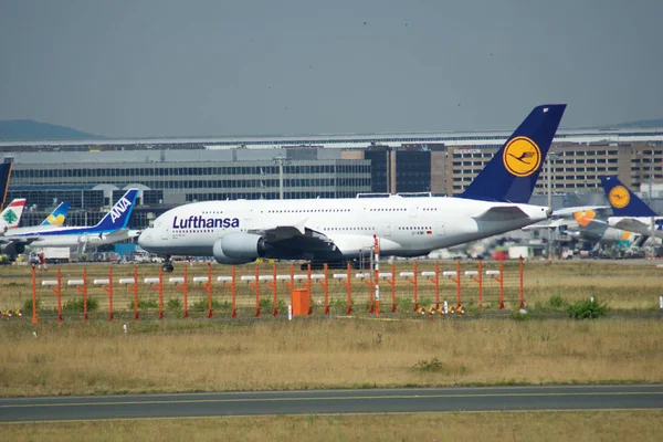 FRANKFURT, ALLEMAGNE - 09 JUIN 2017 : Lufthansa Airbus A380 MSN 66 - D-AIMF circulant sur l'aéroport. A380 est le vaisseau amiral de la flotte d'avions Lufthansa — Photo