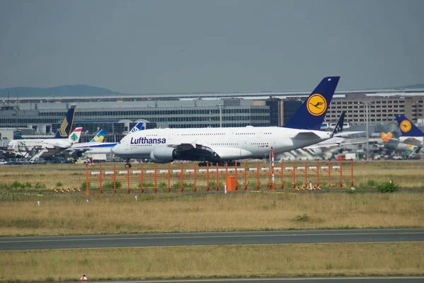 FRANKFURT, ALLEMAGNE - 09 JUIN 2017 : Lufthansa Airbus A380 MSN 66 - D-AIMF circulant sur l'aéroport. A380 est le vaisseau amiral de la flotte d'avions Lufthansa — Photo