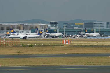 Frankfurt, Almanya - 09 Haziran 2017: Uçak ayakta kapısı veya önlük Frankfurt Main Havalimanı terminal 1 yakınında