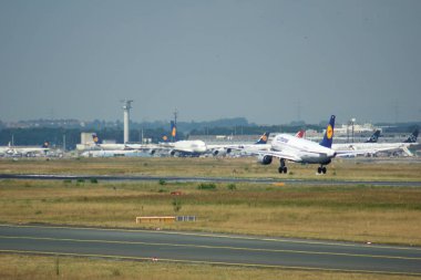 Frankfurt, Almanya - 09 Haziran 2017: Lufthansa Airbus A319-100 eski üniforma ile Frankfurt Havaalanı'nda kısa son, gol pistte kaydetme D-Ailr