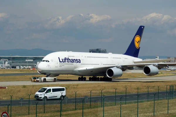 FRANKFURT, ALLEMAGNE - 09 JUIN 2017 : Airbus A380 de Lufthansa avec immatriculation D-AIMH se déplace sur la voie de circulation par dépanneuse avant le départ de l'aéroport FRA — Photo