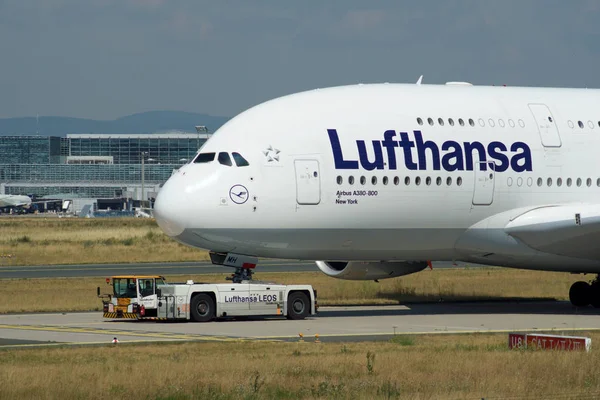 FRANKFURT, ALLEMAGNE - 09 JUIN 2017 : Airbus A380 de Lufthansa avec immatriculation D-AIMH se déplace sur la voie de circulation par dépanneuse avant le départ de l'aéroport FRA — Photo