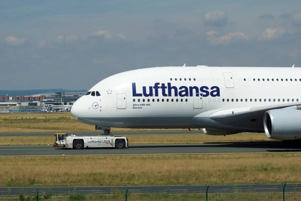 ФРАНКФУРТ, ГЕРМАНИЯ - 09 июня 2017 года: Airbus A380 Lufthansa с регистрацией D-AIMH перемещается по рулевой дорожке на эвакуаторе перед вылетом из аэропорта FRA — стоковое фото