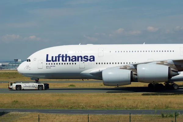 ФРАНКФУРТ, ГЕРМАНИЯ - 09 июня 2017 года: Airbus A380 Lufthansa с регистрацией D-AIMH перемещается по рулевой дорожке на эвакуаторе перед вылетом из аэропорта FRA — стоковое фото