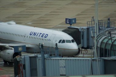 Chicago, Illinois, Amerika Birleşik Devletleri - 11 Mayıs 2018: A United Airlines uçak jet köprü kapıdaki O tavşan Uluslararası Havaalanı'na gidiş için