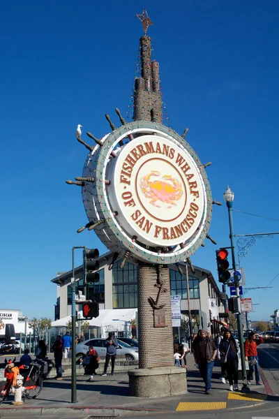 SAN FRANCISCO, CALIFORNIA, ESTADOS UNIDOS - 11 DE NOV DE 2018: La gente visita Fishermans Wharf — Foto de Stock