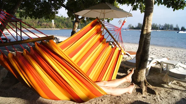 Pulau Langkawi, Malezya - 5th Nisan 2015: Kadın hamak sahilde rahatlatıcı