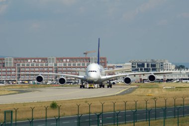 Frankfurt, Almanya - 09 Haziran 2017: Airbus A380 Lufthansa kaydı ile D-Aimh güzergâhına üzerinde çekici önce hareket Fra havaalanından taşır