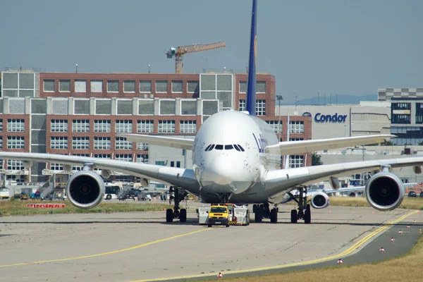 Франкфурт, Німеччина - 09th Jun 2017: Airbus A380 Lufthansa з реєстрацією D-Aimh зсувається на Руліжна доріжка на буксирування вантажівки до відправлення від аеропорту Fra — стокове фото