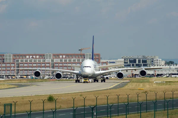 ФРАНКФУРТ, ГЕРМАНИЯ - 09 июня 2017 года: Airbus A380 Lufthansa с регистрацией D-AIMH перемещается по рулевой дорожке на эвакуаторе перед вылетом из аэропорта FRA — стоковое фото