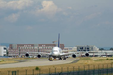 Frankfurt, Almanya - 09 Haziran 2017: Airbus A380 Lufthansa kaydı ile D-Aimh güzergâhına üzerinde çekici önce hareket Fra havaalanından taşır