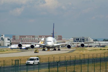 Frankfurt, Almanya - 09 Haziran 2017: Airbus A380 Lufthansa kaydı ile D-Aimh güzergâhına üzerinde çekici önce hareket Fra havaalanından taşır