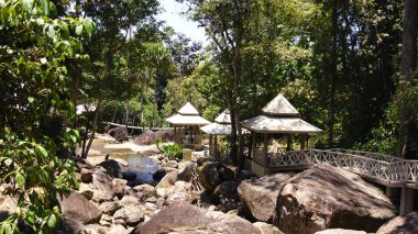 Kedah, Langkawi, Malezya - 07 Nisan 2015: Malezya tropik adada Durian Perangin şelale.