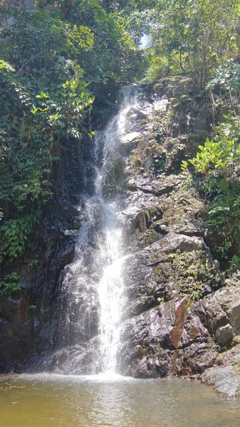 Kedah, langkawi, malaysia - 07.apr 2015: durischer perangin wasserfall auf tropischer insel in malaysien. — Stockfoto