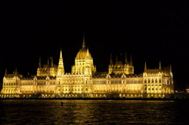 Budapeşte, Macaristan - 07 Mar 2019: Da Macar Parlamentosu Binası Ulusal derleme Macaristan'ın Tuna Nehri, gece boyunca, Europes en eski yasama binalardan birinde koltuğum