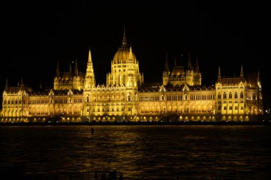 Budapeşte, Macaristan - 07 Mar 2019: Da Macar Parlamentosu Binası Ulusal derleme Macaristan'ın Tuna Nehri, gece boyunca, Europes en eski yasama binalardan birinde koltuğum