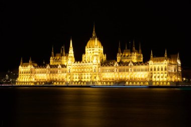 Budapeşte, Macaristan - 07 Mar 2019: Da Macar Parlamentosu Binası Ulusal derleme Macaristan'ın Tuna Nehri, gece boyunca, Europes en eski yasama binalardan birinde koltuğum