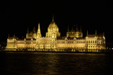 Budapeşte, Macaristan - 07 Mar 2019: Da Macar Parlamentosu Binası Ulusal derleme Macaristan'ın Tuna Nehri, gece boyunca, Europes en eski yasama binalardan birinde koltuğum