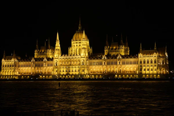 Budapest, Magyarország - március 07., 2019: A magyar Parlament épülete székhelye az országgyűlési a Duna folyó éjszaka, egyike Európa legrégebbi jogalkotási épületek — Stock Fotó