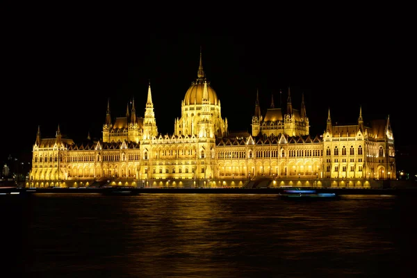 Budapest, Magyarország - március 07., 2019: A magyar Parlament épülete székhelye az országgyűlési a Duna folyó éjszaka, egyike Európa legrégebbi jogalkotási épületek — Stock Fotó
