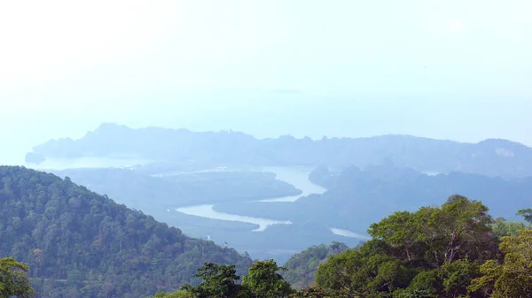 Kedah, Langkawi, Malajzia - Április 09., 2015-re: A fellegekben Gunung Raya-hegy — Stock Fotó