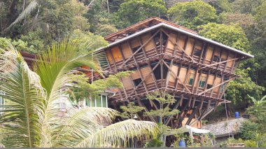 Kedah, Langkawi, Malezya-10 Nisan, 2015: Treehouse Langkawi tropikal adada ormanda