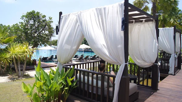 Kedah, langkawi, malaysia - 05. Apr 2015: wunderschöne Cabana am Pool neben Luxus-Resort — Stockfoto