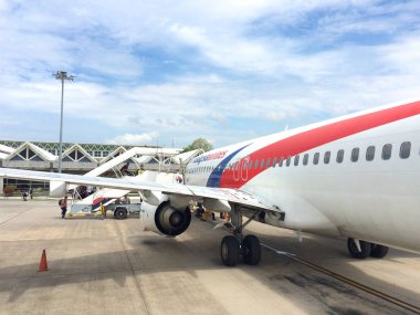 Kedah, Langkawi, Malezya-11 Nisan, 2015: bir düzlem kanadı ve Malezya Airlines tarafından işletilen uçağın türbin motorunun adının bir parçası olarak uçak gövdesinde görülebilir