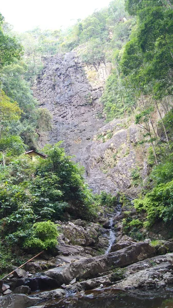 Kedah, langkawi, malaysia - 10. Apr 2015: der Temurun-Wasserfall - Waldpark mit einem 3-stufigen Wasserfall mit seichten tiefen Becken plus Affen - dies ist der höchste Wasserfall in langkawi — Stockfoto